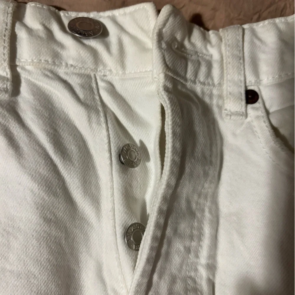 SOLD🛍Bundle sale🛍Zara White Jean Shorts Distressed High-Waisted size 2 - Picture 5 of 8